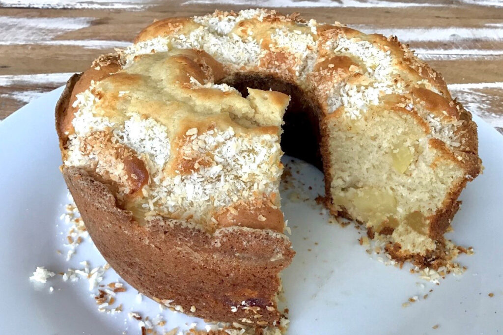 Bolo de abacaxi e coco feito com mistura para bolo ProCooking